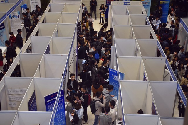 如何在茫茫人海中找到以前的老同学？